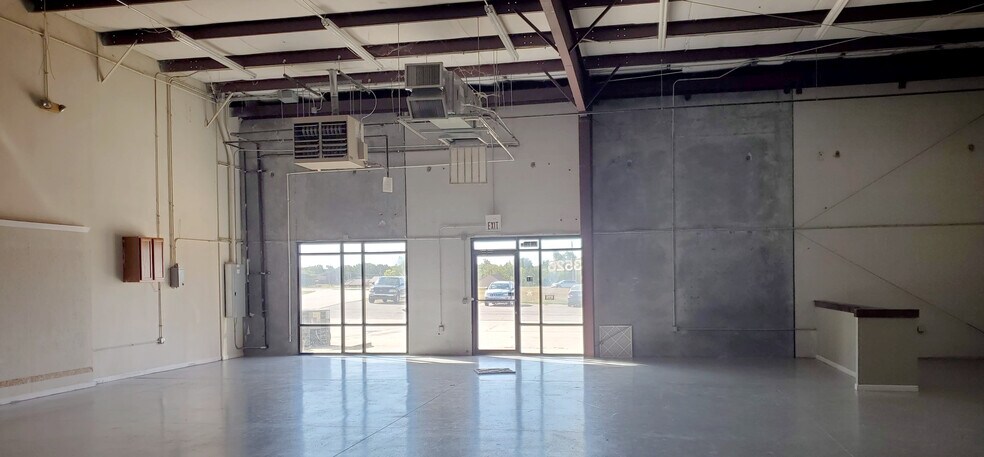 More Photos Of 3526 SE 21st St, Topeka Warehouse For Sale