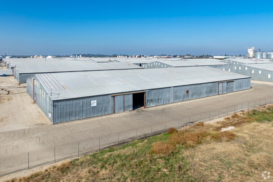 More Photos Of 10210 Idaho Ave, Hanford Industrial For Sale