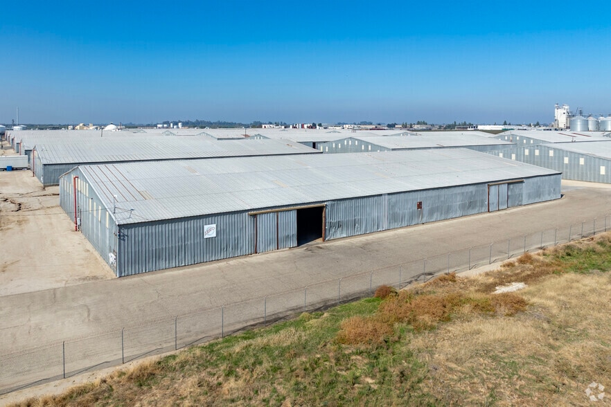 More Photos Of 10210 Idaho Ave, Hanford Warehouse For Lease