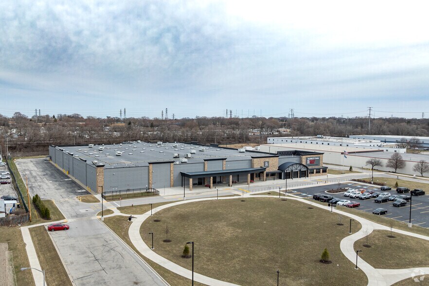 More Photos Of 1540 S 108th St, West Allis Showroom For Lease