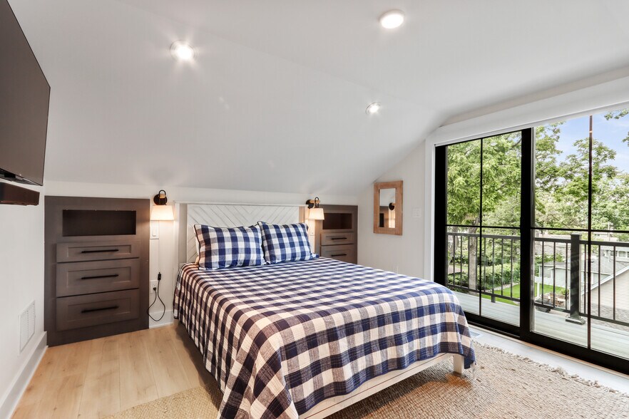 More Photos Of W4724 S Lakeshore Dr, Fontana-on-Geneva Lake Storefront For Sale