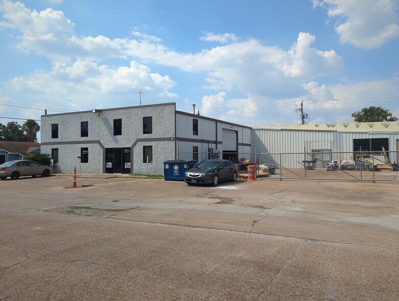 More Photos Of 513 Illinois St, South Houston Industrial For Sale