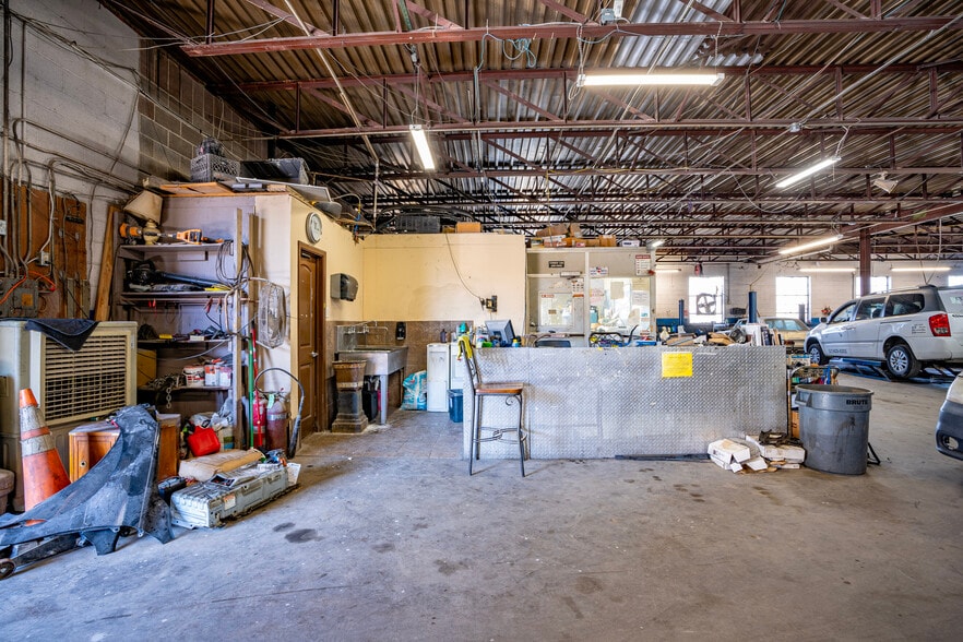 More Photos Of 1204 Powhattan St, Dallas Industrial For Sale