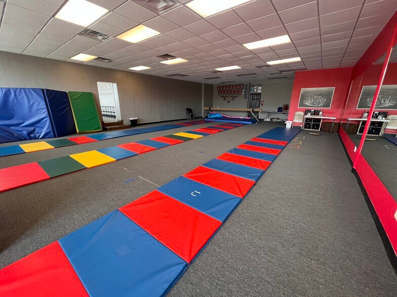 More Photos Of 917-925 Ohio Pike, Cincinnati General Retail For Lease