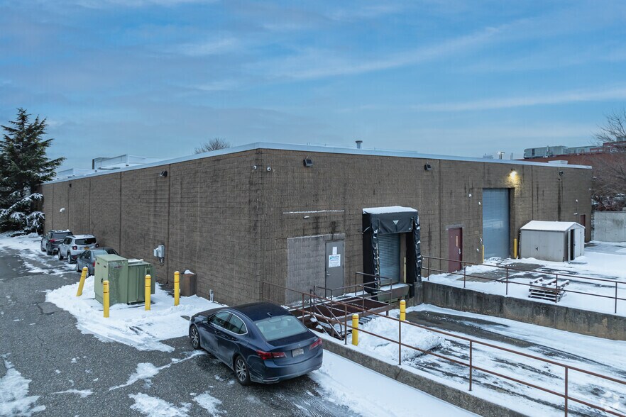 More Photos Of 320 Oser Ave, Hauppauge Warehouse For Lease
