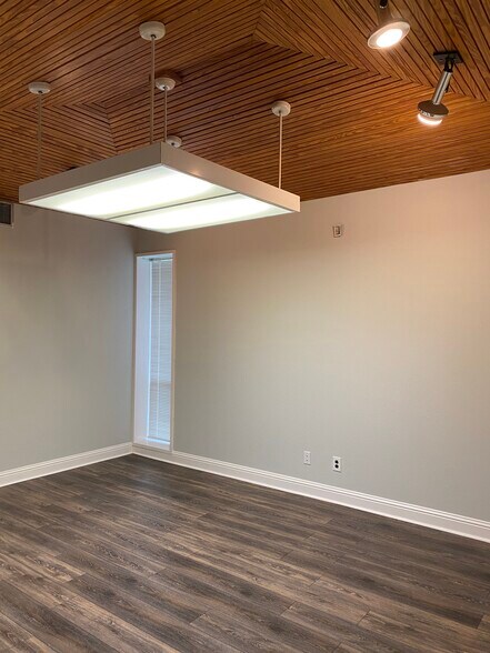 More Photos Of 9400 Village Green Dr, Shreveport Office For Lease