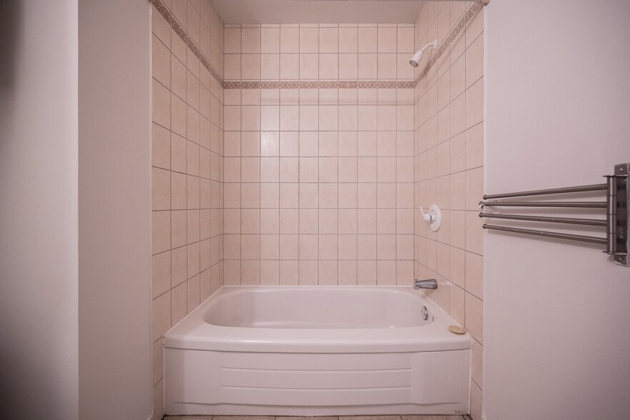 More Photos Of 6982-6984 Saint-Hubert Rue, Montréal Storefront Retail Residential For Sale