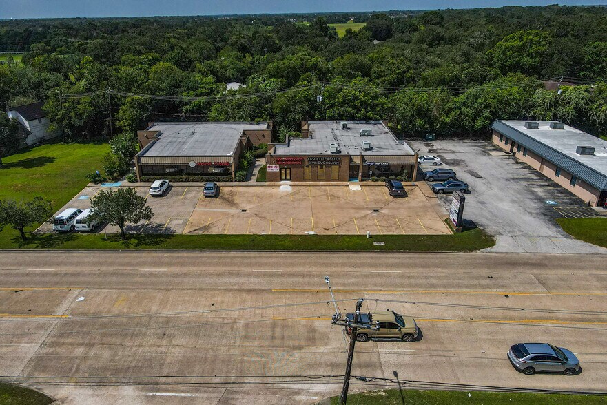 More Photos Of 2006 Broadway St, Pearland Medical For Lease