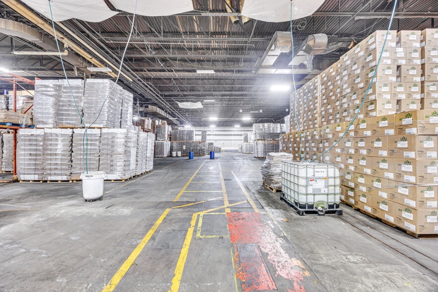More Photos Of 500 Rue Léger, Riviere-beaudette Manufacturing For Lease