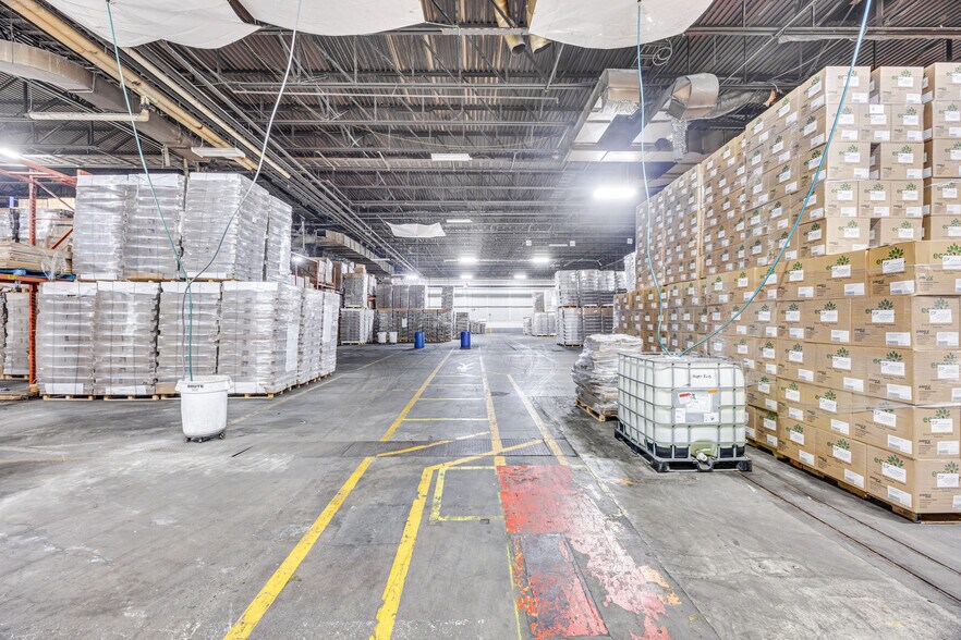 More Photos Of 500 Rue Léger, Riviere-beaudette Manufacturing For Sale