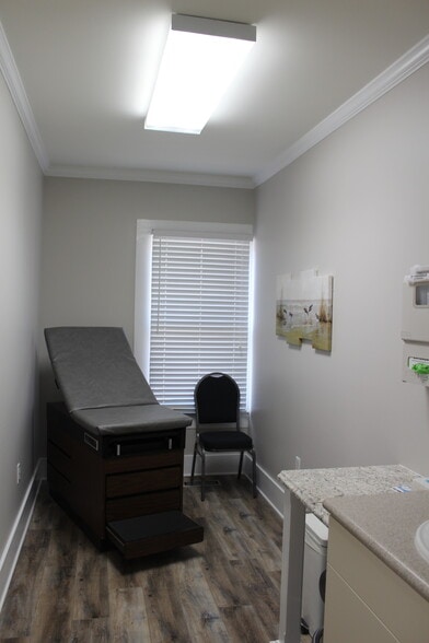 More Photos Of 400 Bexar Ave W, Hamilton Office For Sale