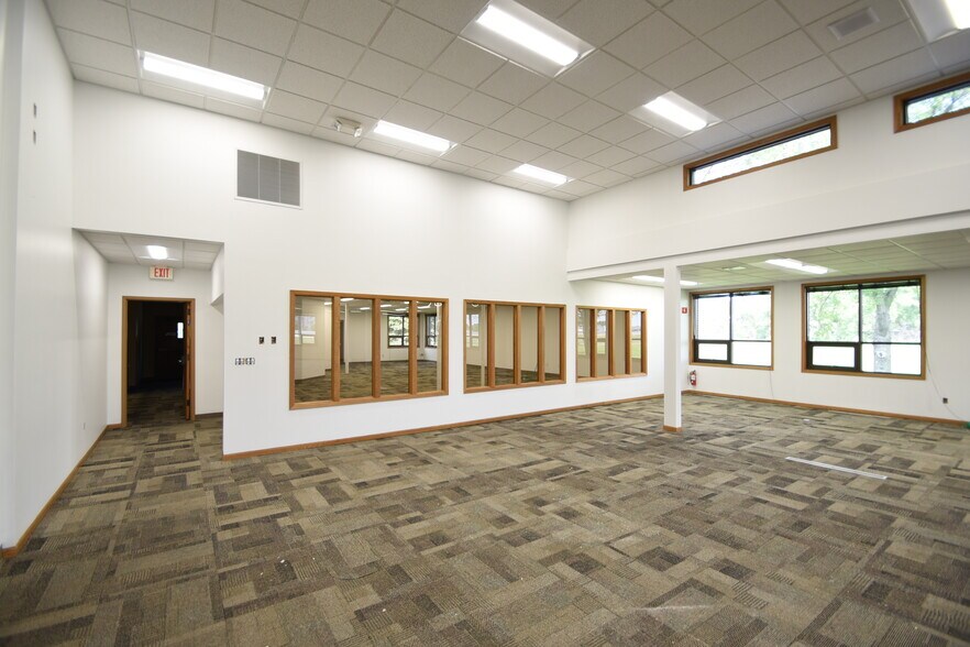 More Photos Of 1749 38th St S, Fargo Flex For Lease