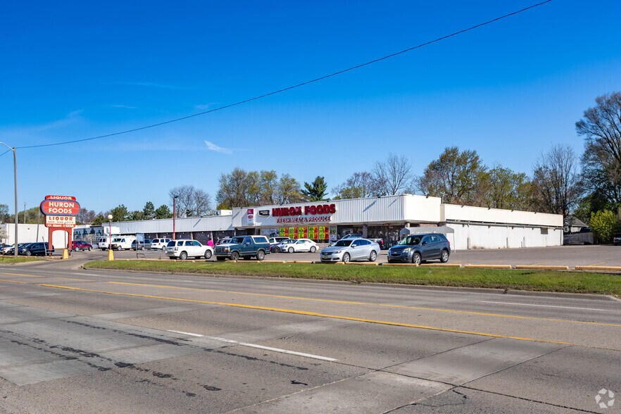 Primary Photo Of 1142 W Huron St, Waterford Supermarket For Lease
