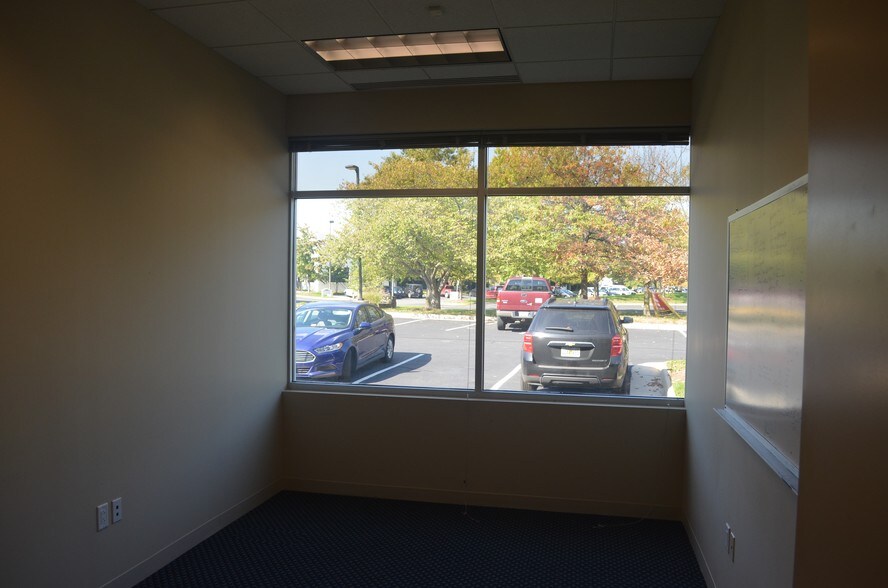 More Photos Of 4170 Lafayette Center Dr, Chantilly Light Distribution For Sale