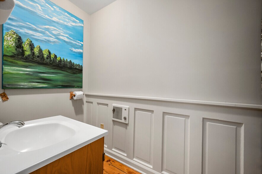 More Photos Of 172 Main st, Saluda Showroom For Sale