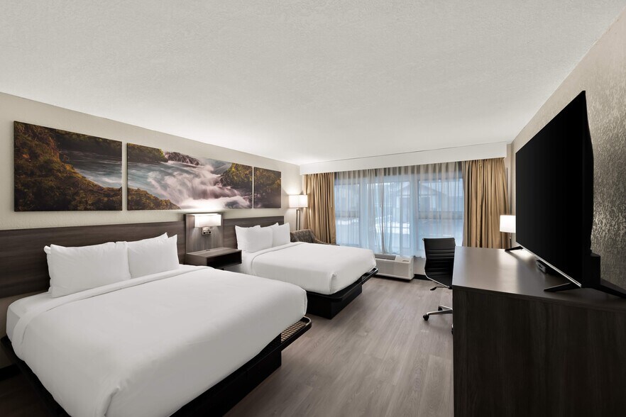 More Photos Of 70 N Stevens St, Rhinelander Hotel For Sale