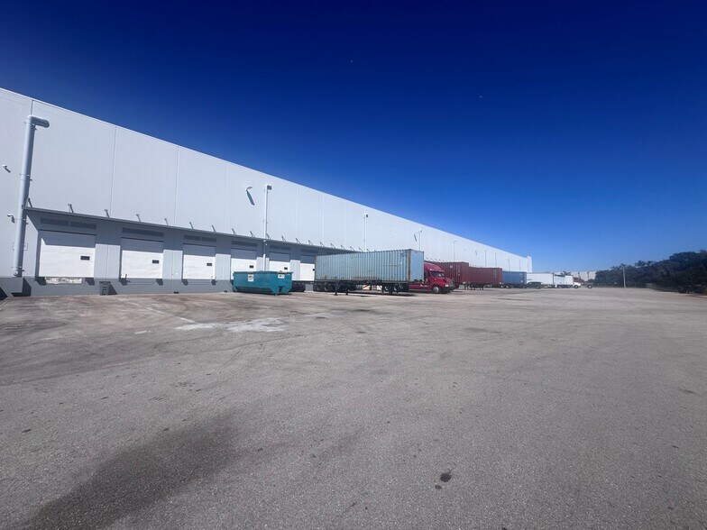 More Photos Of 4100 NW 142nd St, Opa Locka Warehouse For Lease