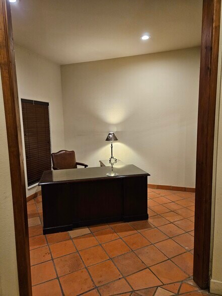More Photos Of 17425 Redland Rd, San Antonio Office For Lease