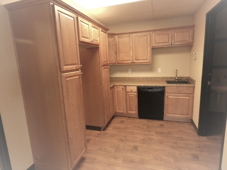 More Photos Of 5293 NE Elam Young Pky, Hillsboro Showroom For Lease