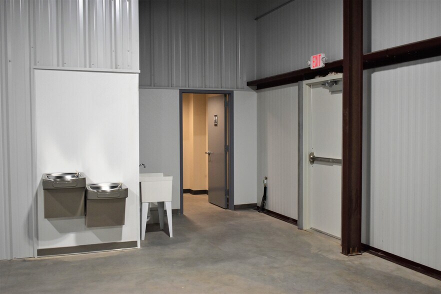 More Photos Of 9701 Northwest Expy, Yukon Showroom For Sale