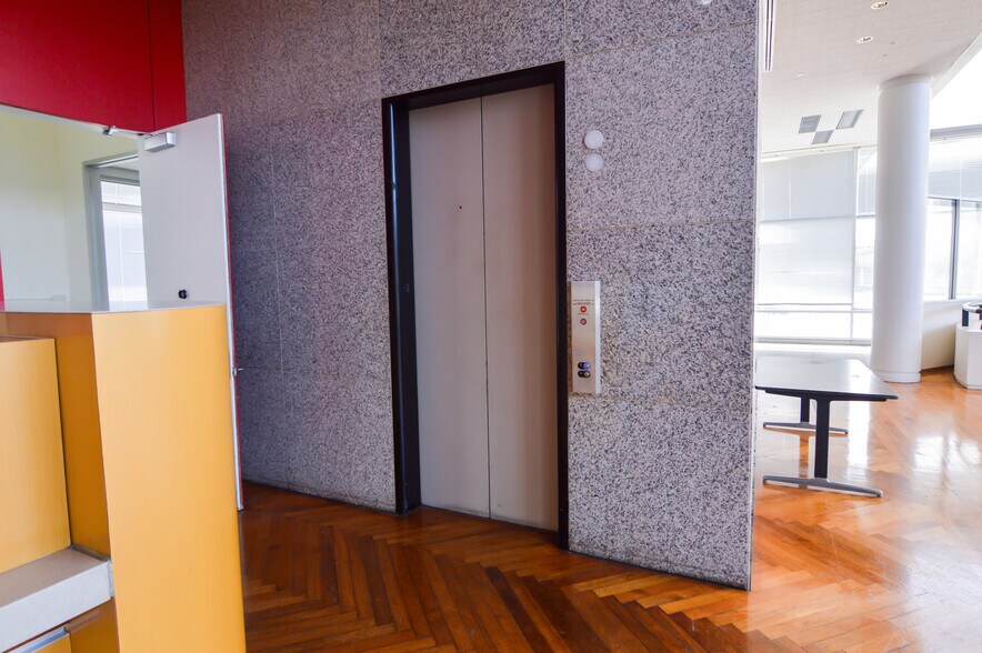 More Photos Of 40 NE Loop 410, San Antonio Office For Sale