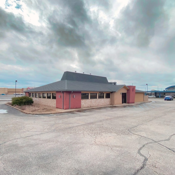Primary Photo Of 2597 E Main St, Plainfield Restaurant For Lease