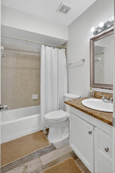 More Photos Of 1884 Southpointe Dr, Sarasota Apartments For Sale