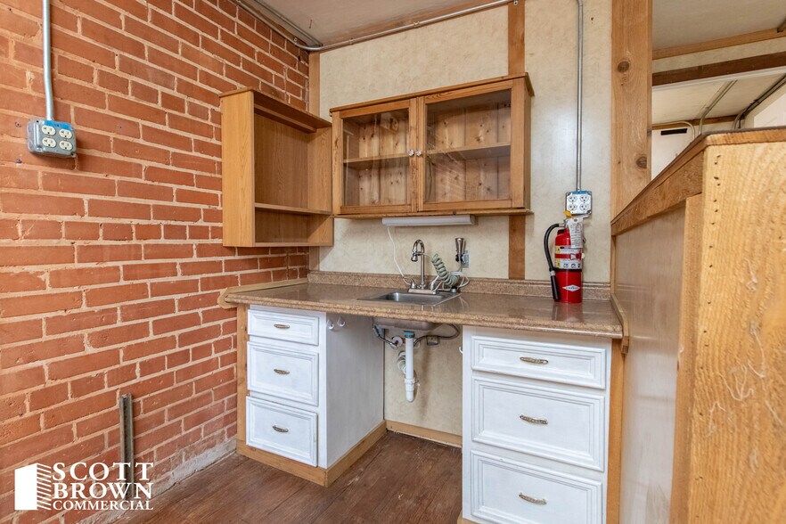 More Photos Of 108 W Hughes St, Collinsville Freestanding For Lease