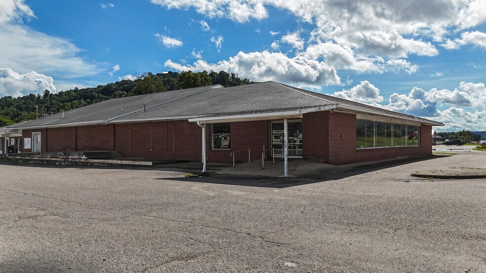 More Photos Of 38140 OH-7, Newport Showroom For Sale
