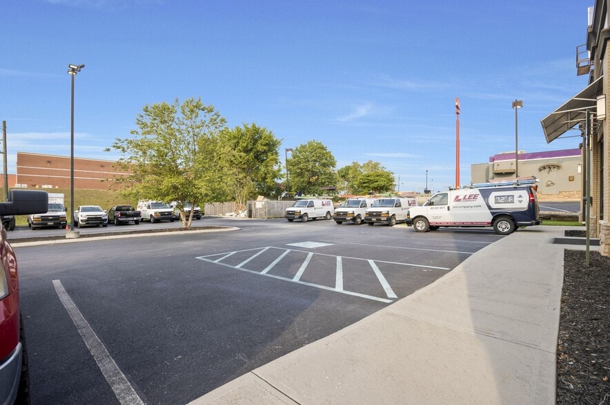 More Photos Of 7308 Shallowford Rd, Chattanooga Storefront Retail Office For Lease
