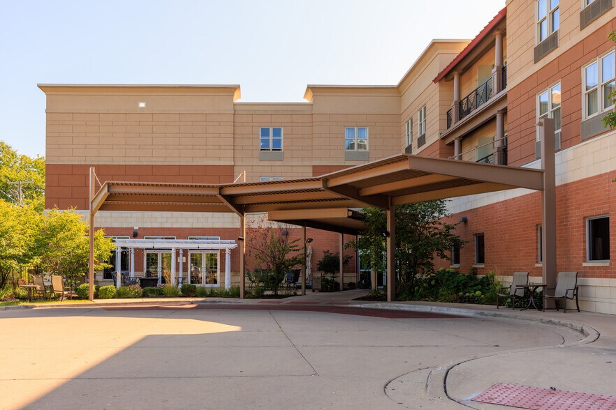 More Photos Of 2723 Sheridan Rd, Zion Hotel For Lease