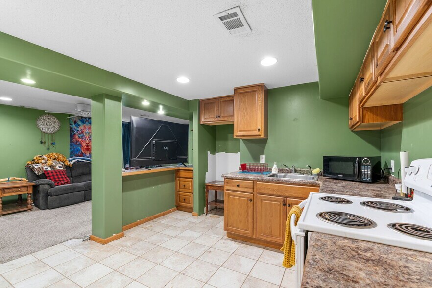 More Photos Of 38804 8th Ave, North Branch Office Residential For Sale