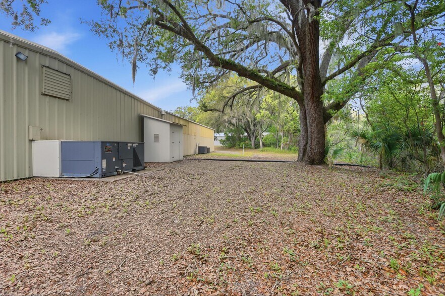 More Photos Of 623 Pleasant St, Lake Helen Flex For Lease