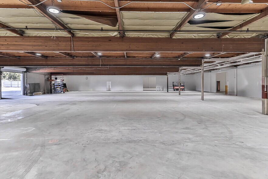 More Photos Of 7410-7428 Bellaire Ave, North Hollywood Warehouse For Sale