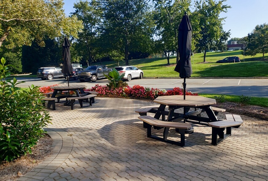 More Photos Of 301 McCullough Dr, Charlotte Coworking Space