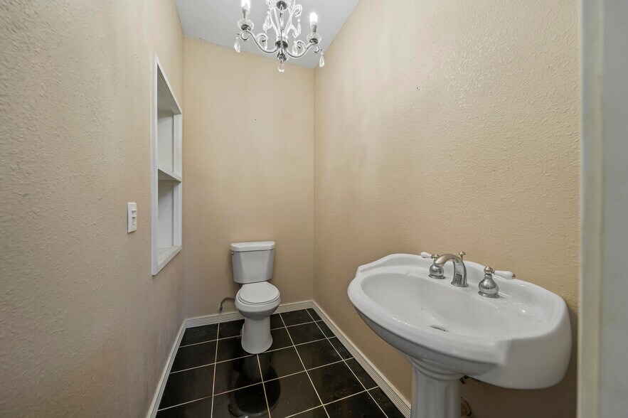 More Photos Of 4702 E 11th St, Tulsa Freestanding For Lease