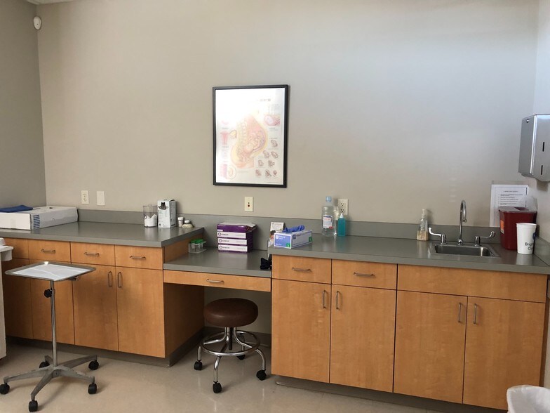 More Photos Of 7127 Somerset Rd, San Antonio Medical For Lease