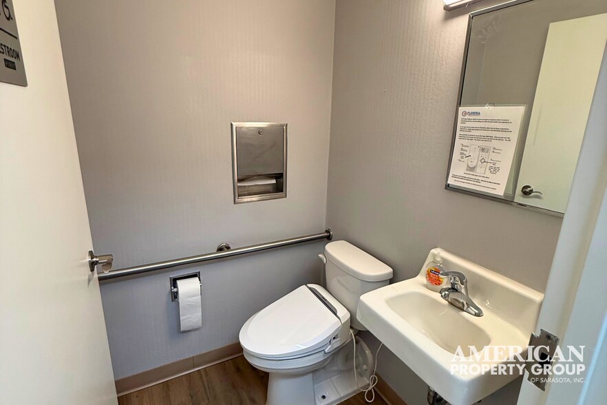 More Photos Of 201 4th Ave, Bradenton Medical For Sale