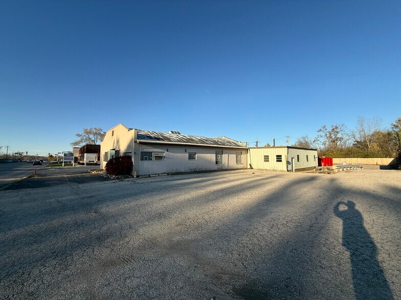 More Photos Of Barron Blvd, Grayslake Warehouse For Lease