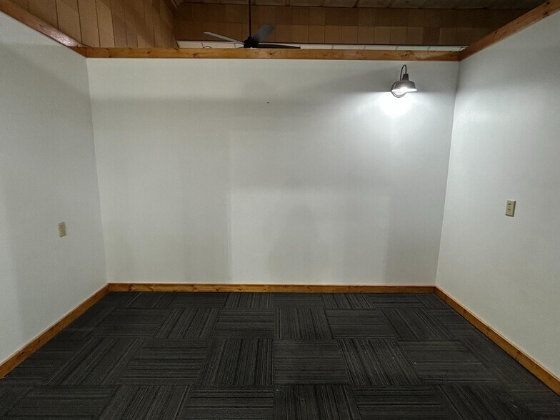 More Photos Of 212 N Main St, Ainsworth Loft Creative Space For Sale