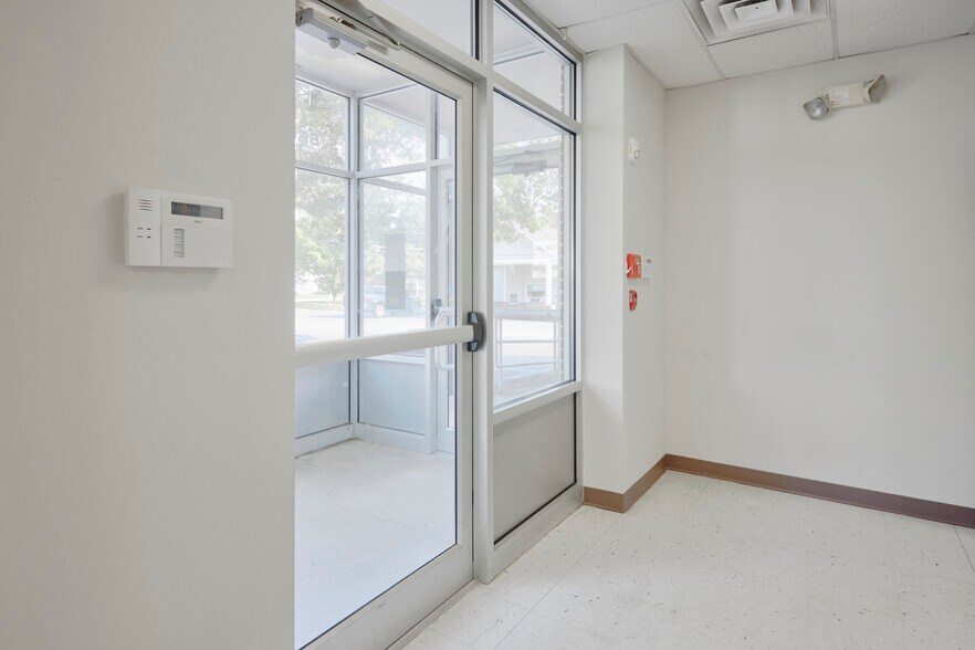 More Photos Of 7401 S Broadway, Red Hook Office For Sale