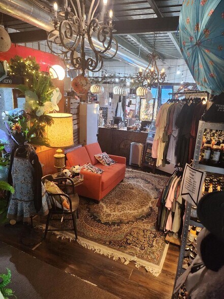 More Photos Of 1378 Main St, Little Mountain Freestanding For Lease