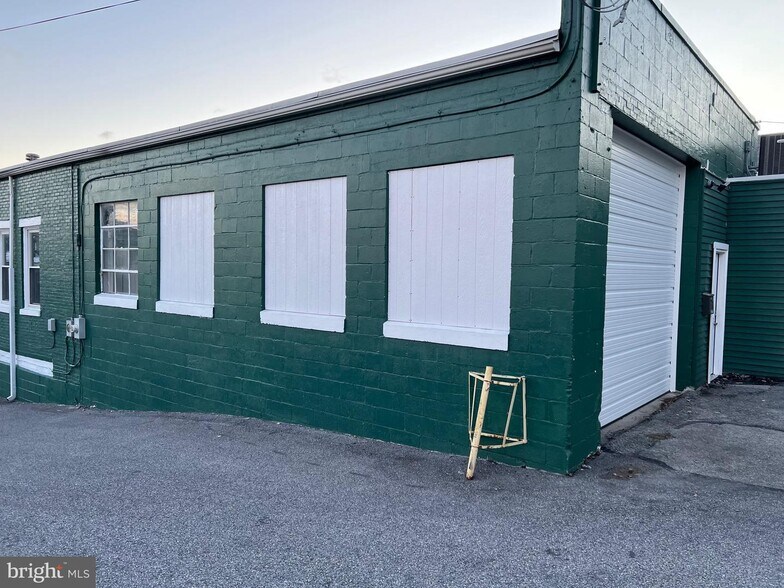 More Photos Of 1880 W Market St, York Storefront Retail Office For Sale
