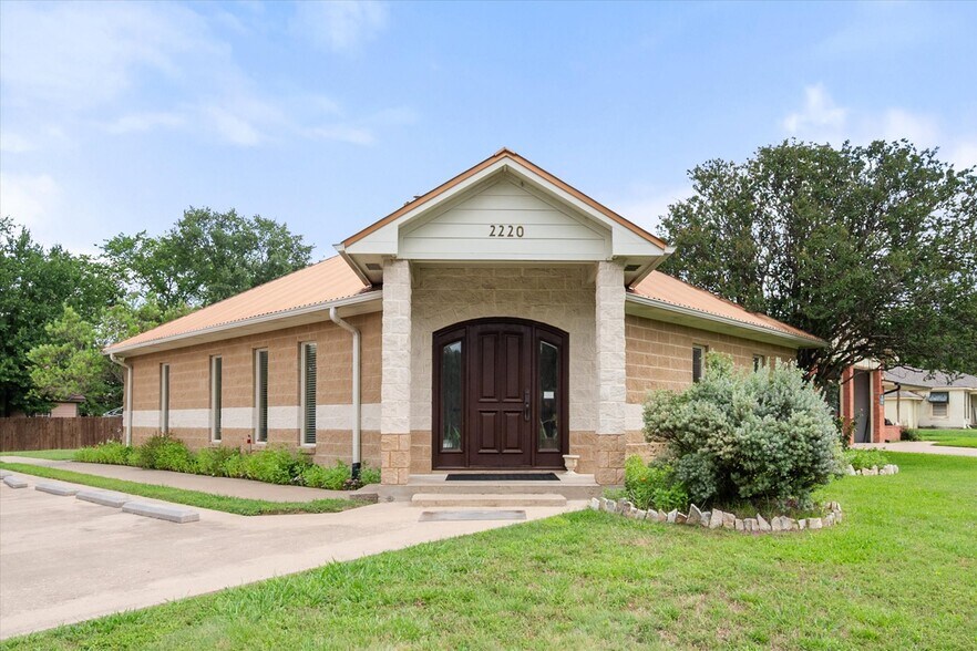 More Photos Of 2220 W 2nd Ave, Corsicana Office For Sale