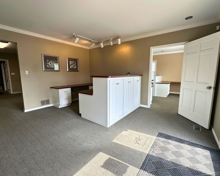 More Photos Of 2230 W Coliseum Blvd, Fort Wayne Office For Sale