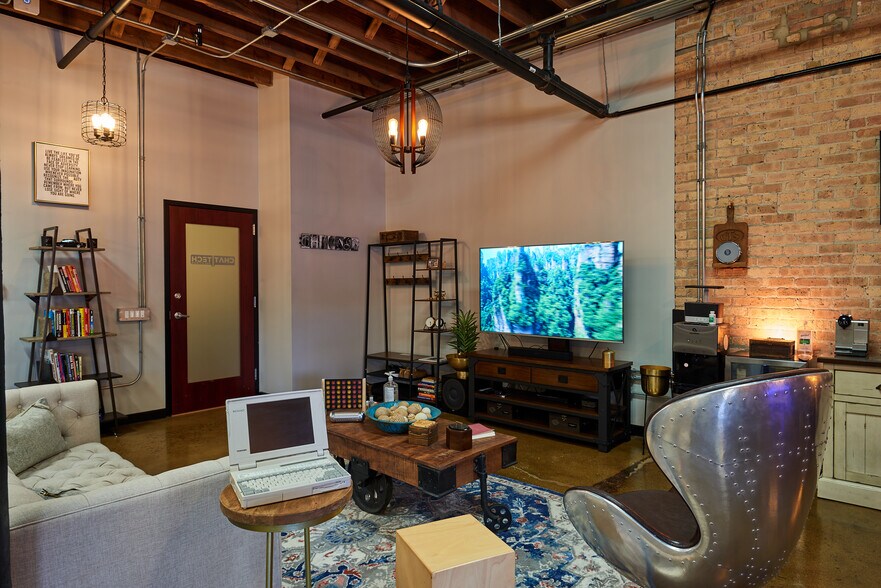 More Photos Of 4256 N Ravenswood Ave, Chicago Loft Creative Space For Lease