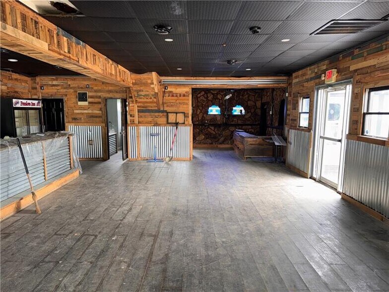 More Photos Of 2222 Freeport Rd, New Kensington Storefront For Sale