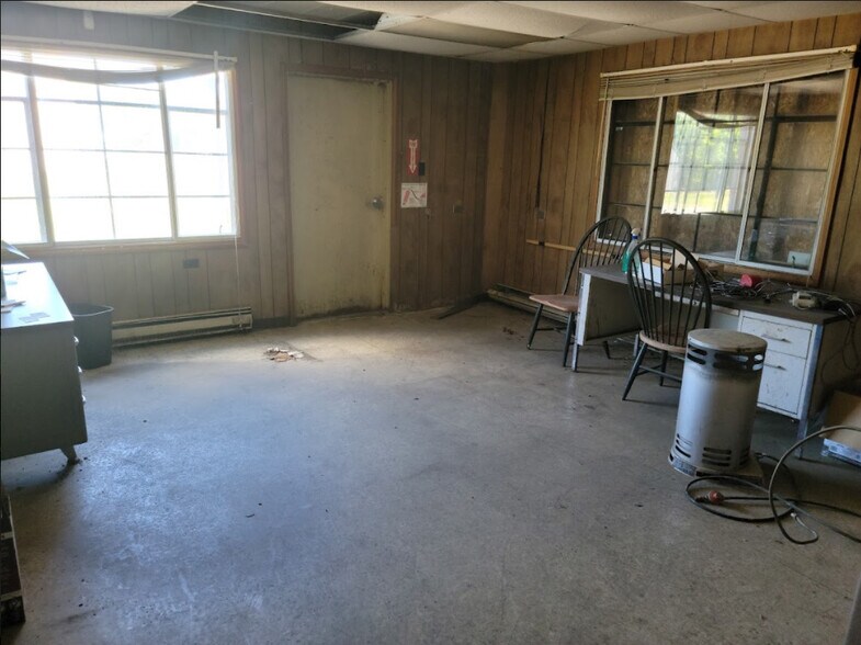 More Photos Of 1900 E Holland Ave, Saginaw Warehouse For Sale