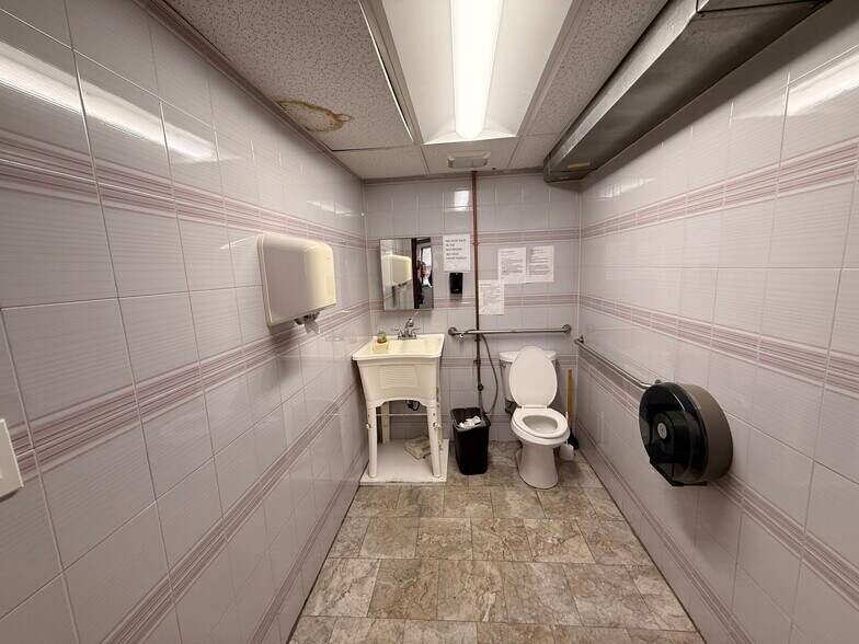 More Photos Of 7310 88th St, Glendale Office For Lease