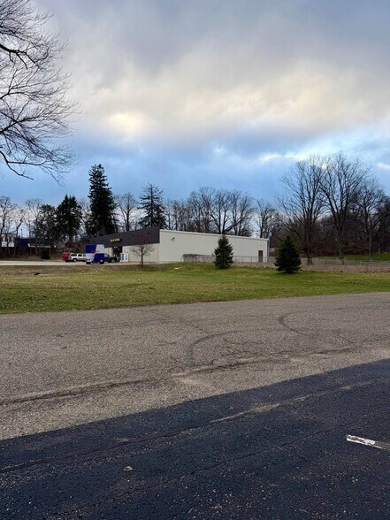 More Photos Of 18043 State St, Vandalia Freestanding For Sale